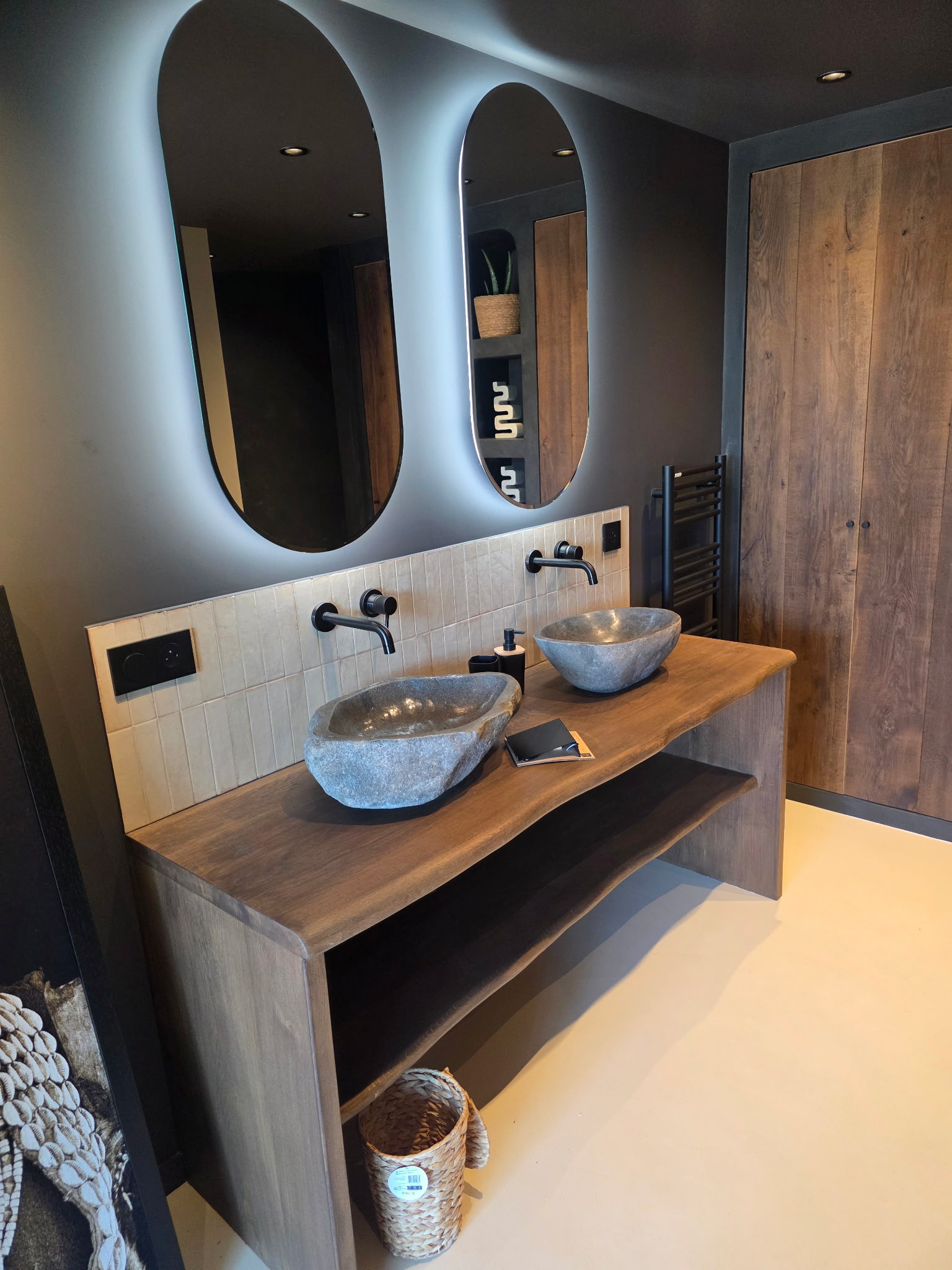 Salle de bain double vasque réalisée par EKF