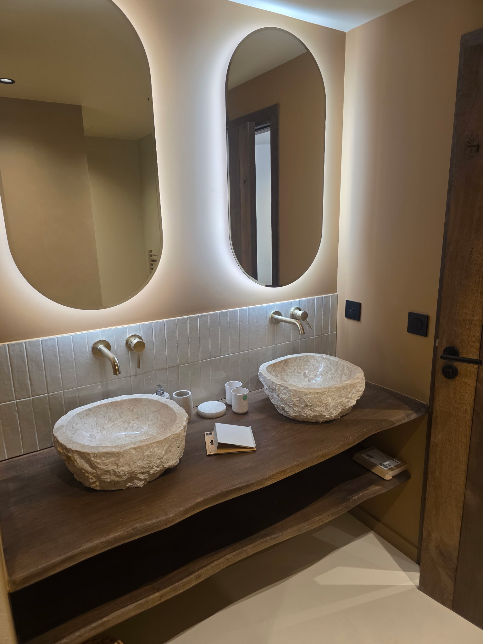 Salle de bain pierre et bois EKF